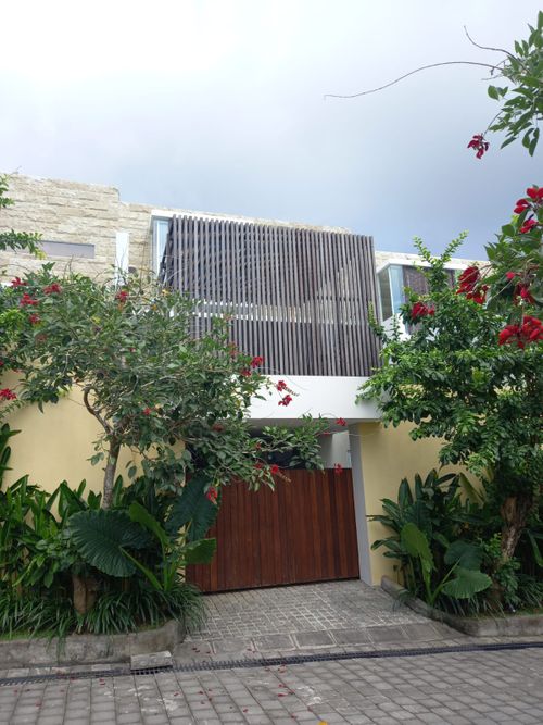foto tampak rumah tipe BAWIKA perumahan NUSA DUA BAYVIEW II