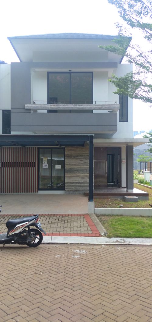 foto tampak rumah tipe 7X15 SUDUT perumahan KEBAYORAN INFINITY BINTARO JAYA