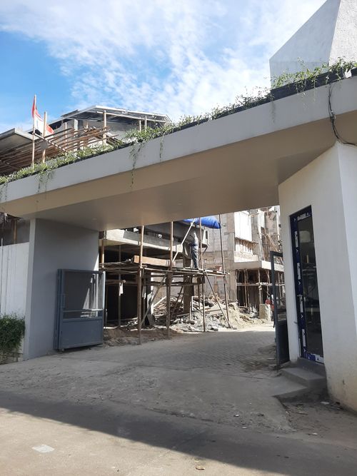 foto gerbang perumahan Hummingbird House