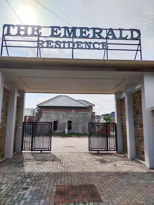 foto gerbang perumahan The Emerald Residence