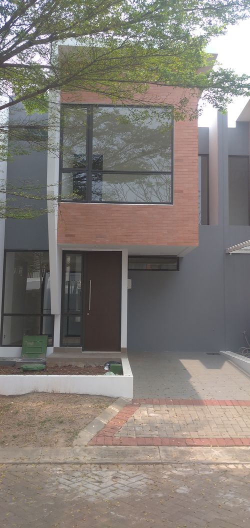 foto tampak rumah tipe NEOU 6 perumahan KEBAYORAN PIAZZA HARMONY 1