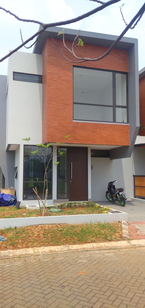 foto tampak rumah tipe BRIK 6 SUDUT perumahan KEBAYORAN PIAZZA HARMONY 1