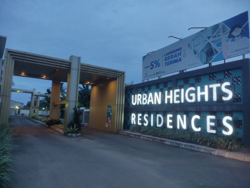 foto gerbang perumahan Urban Heights Residences