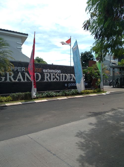 foto gerbang perumahan THE HILLS