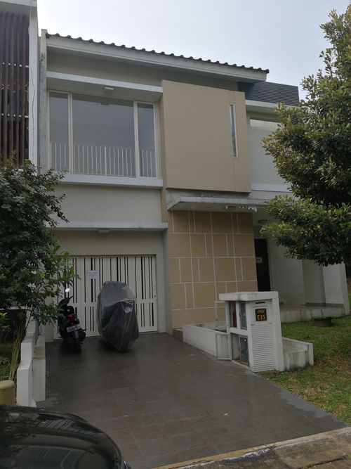 foto tampak rumah tipe CHLOE SUDUT perumahan KEBAYORAN VILLAGE BINTARO JAYA