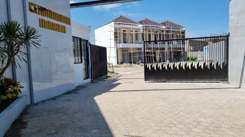 foto gerbang perumahan Cendrawasih Mansion