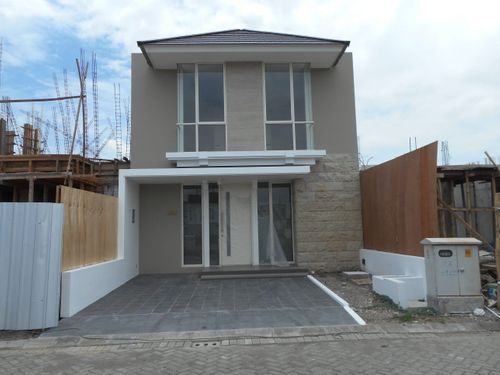 foto tampak rumah tipe Azalea B perumahan CITRALAND THE GREENLAKE SURABAYA