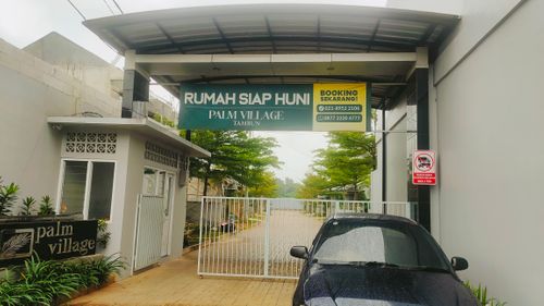 foto gerbang perumahan CLUSTER PALM VILLAGE
