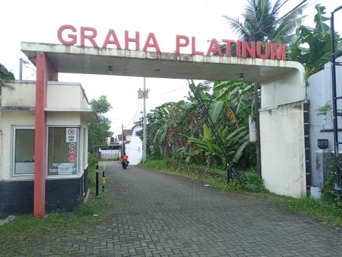 foto gerbang perumahan Graha Platinum