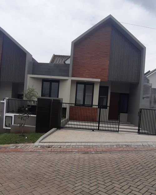 foto tampak rumah tipe T.81/120 perumahan Perum AUSTINVILLE Tahap II