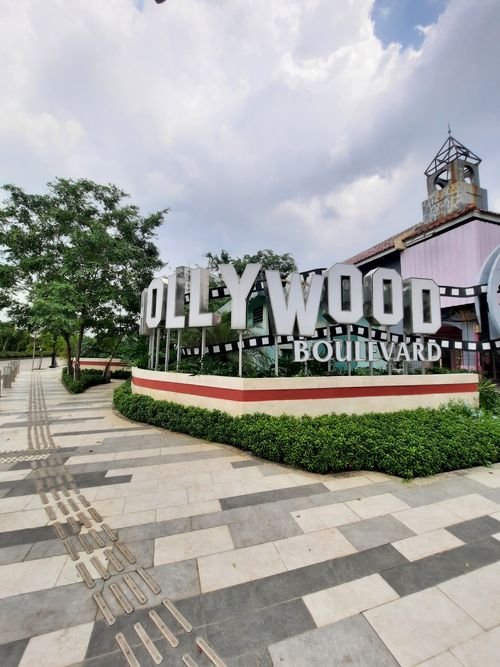 foto gerbang perumahan RUKO HOLLYWOOD BOULEVARD