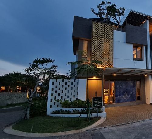 foto tampak rumah tipe The 7 Corner perumahan Cluster Heritage - Puri 11