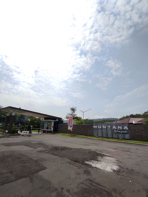 foto gerbang perumahan Montana Candi Golf
