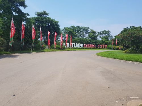 foto gerbang perumahan Mutiara Gading City Cluster Okwood