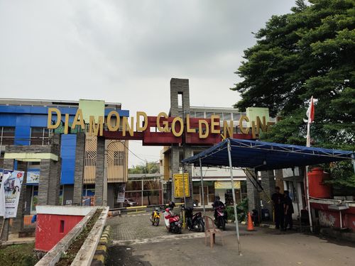 foto gerbang perumahan DIAMOND GOLDEN CINERE