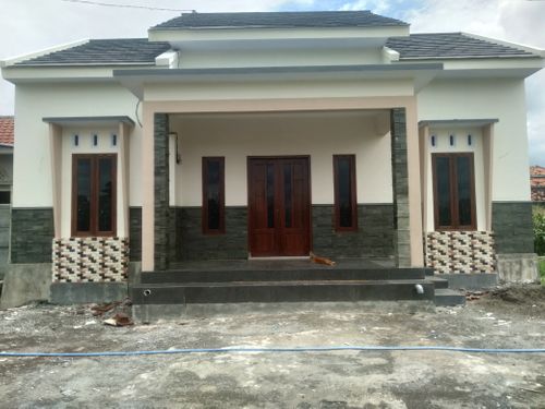 foto tampak rumah tipe PLATINUM perumahan Arum Abadi Regency