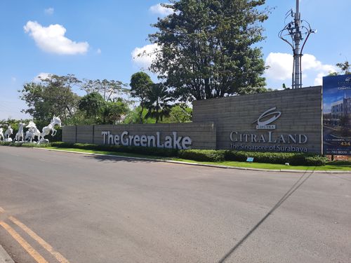 foto gerbang perumahan CITRALAND THE GREENLAKE SHOPHOUSES