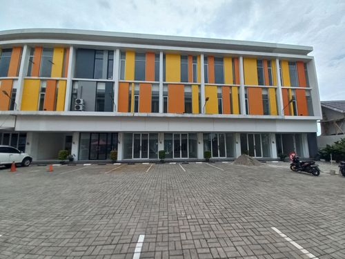 foto tampak rumah tipe 3 LANTAI perumahan CIPUTAT LOT