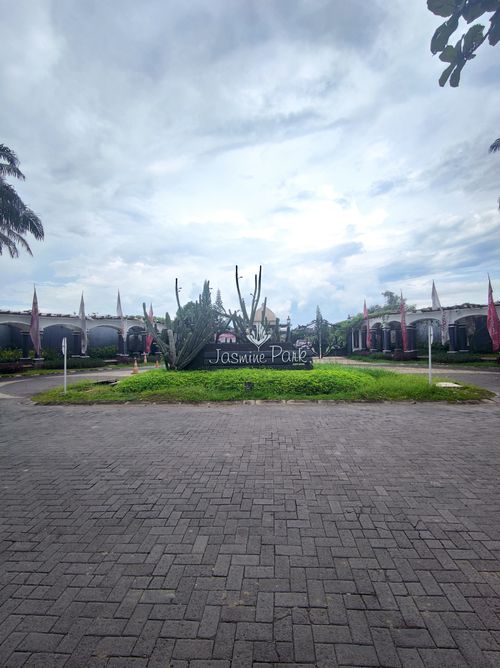 foto gerbang perumahan PLAMONGAN INDAH JASMINE PARK