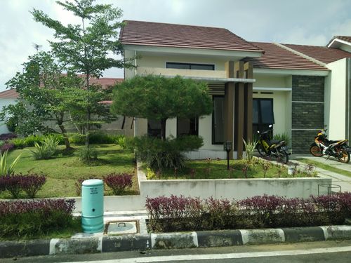foto tampak rumah tipe FERNWOOD No. 5 perumahan GRAND MAYASARI ESTATE