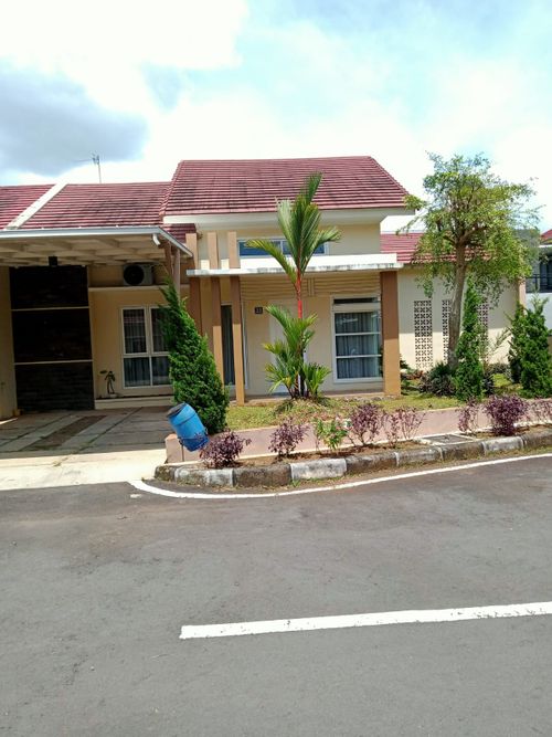 foto tampak rumah tipe FERNWOOD No. 35 perumahan GRAND MAYASARI ESTATE
