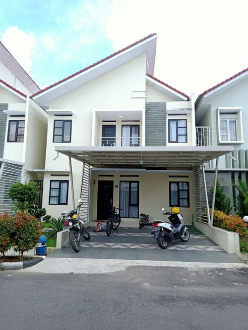 foto tampak rumah tipe GRACEWOOD No. 21 perumahan GRAND MAYASARI ESTATE