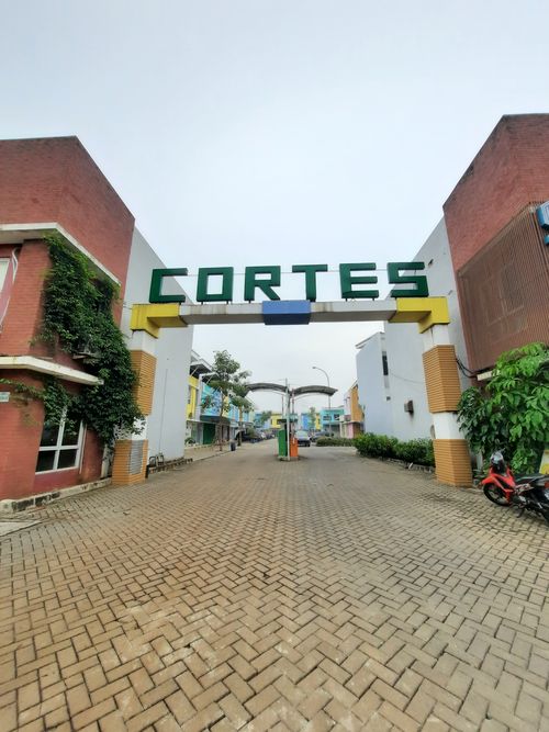 foto gerbang perumahan CORTES TOWN HOUSE