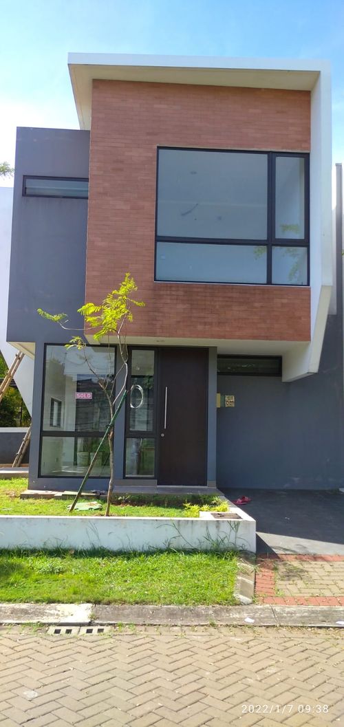 foto tampak rumah tipe NEOU 6 SUDUT perumahan KEBAYORAN PIAZZA HARMONY 1