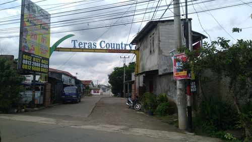 foto gerbang perumahan Teras Country Residence