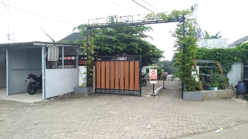 foto gerbang perumahan Grand Village Residence 2