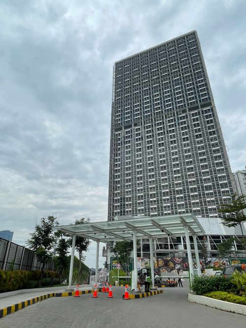 foto gerbang perumahan Pacific Garden Style