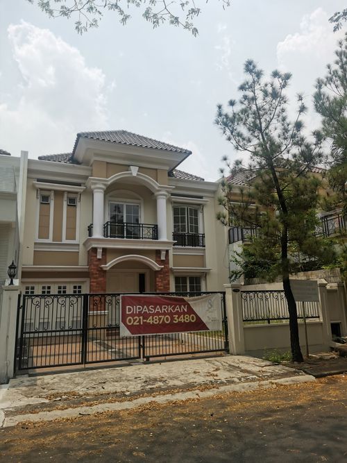 foto tampak rumah tipe EUGENIA perumahan ROYAL RESIDENCE KHI