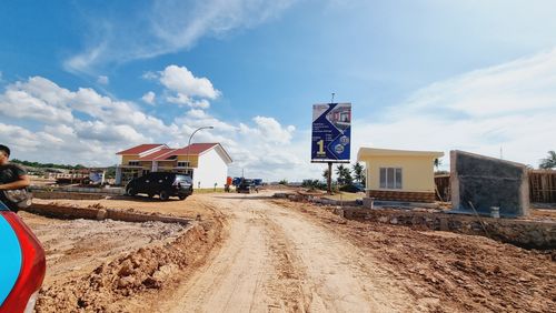 foto gerbang perumahan RHABAYU ESTUARIO