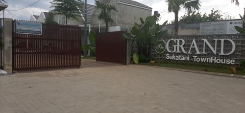 foto gerbang perumahan Grand Sukatani Townhouse