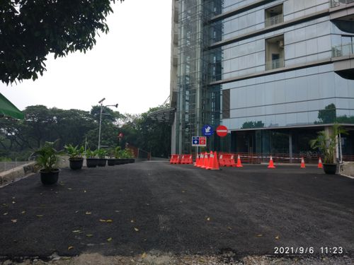 foto gerbang perumahan Bellevue place baru