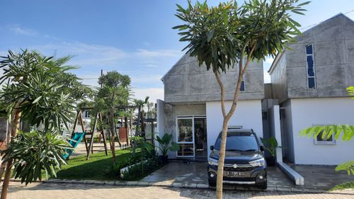 foto tampak rumah tipe 38 + Mezanin perumahan Grand Sukatani Townhouse