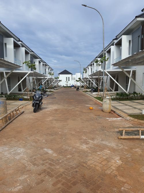 foto posisi tengah perumahan The Riviera Type E