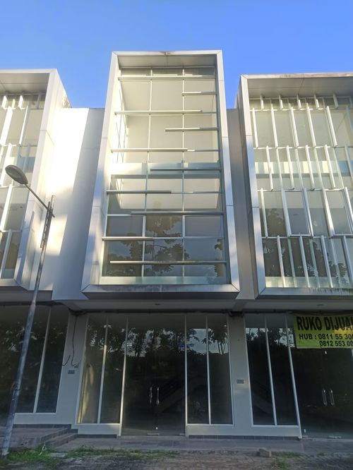 foto tampak rumah tipe PLAZA AVENIDA perumahan CITRALAND SAMARINDA