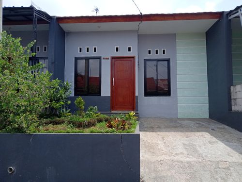 foto tampak rumah tipe 42/100 perumahan BUKIT CIKERETEG INDAH