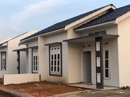 foto tampak rumah tipe Tiga Puluh Enam 140 perumahan Pesona bumi mayang