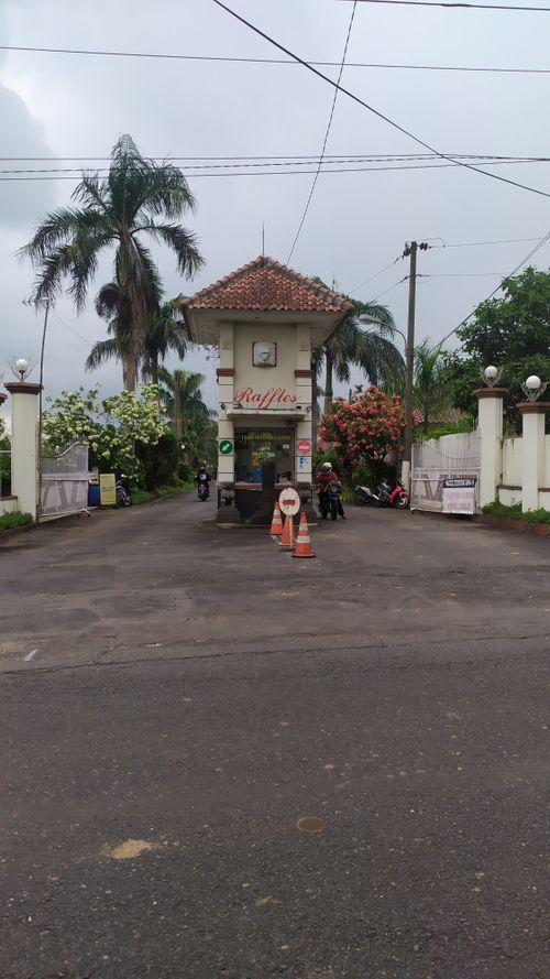 foto gerbang perumahan Raffles Residence