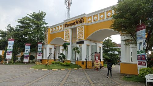 foto gerbang perumahan VERONA HILLS CLUSTER VIOLET 3