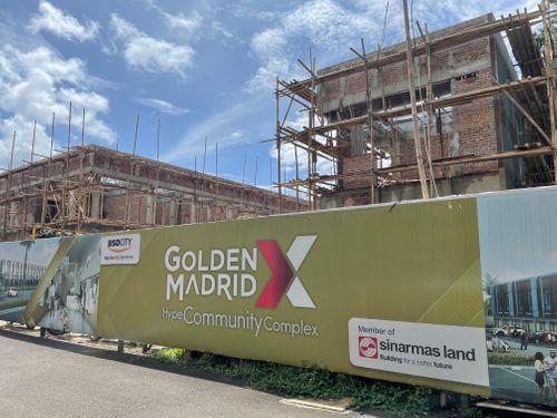 foto gerbang perumahan Ruko Golden Madrid Extension