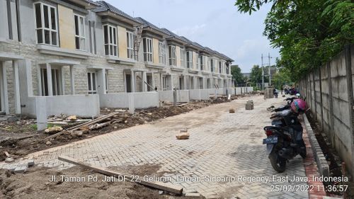 foto gerbang perumahan The Boulevard Taman Pondok Jati