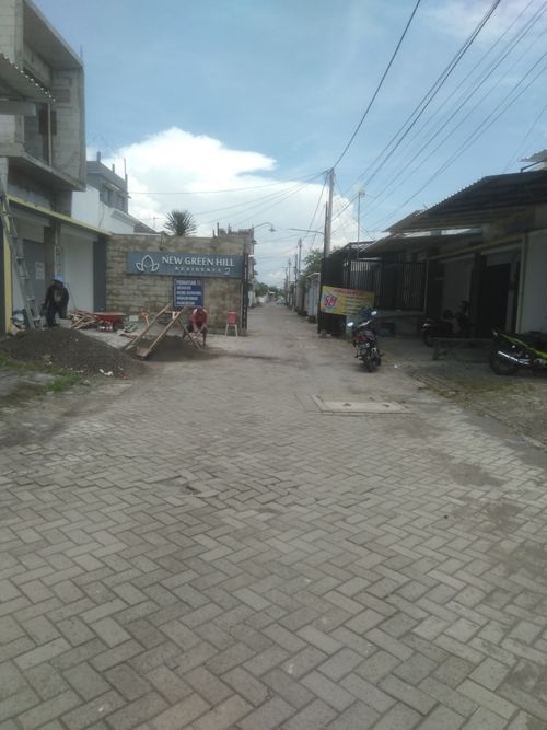 foto posisi tengah perumahan NEW GREEN HILL RESIDENCE (PESONA ALAM GUNUNG ANYAR BLOK CC-6 , RUMAH TOKO 1 LANTAI)