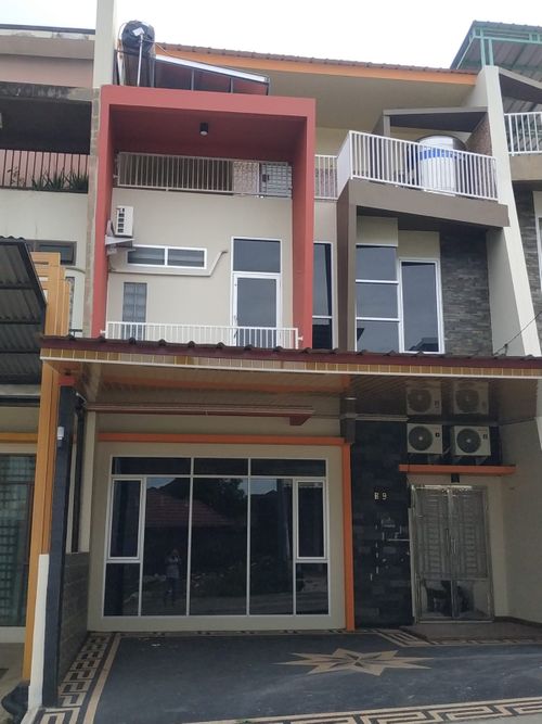 foto tampak rumah tipe 130 perumahan Hilltop Residence