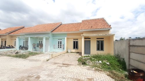 foto contoh rumah perumahan Tasnim leles Regency