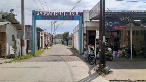 foto gerbang perumahan Tasnim leles Regency