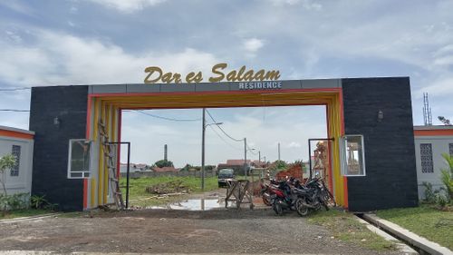 foto gerbang perumahan Dar Es Salaam Residence