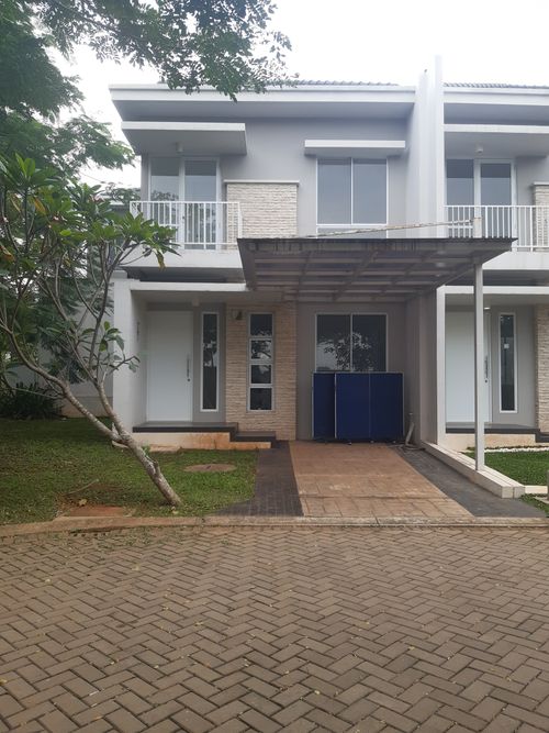 foto tampak rumah tipe ROYAL WOOD JASMINE HOEK 96 perumahan CIBUBUR COUNTRY